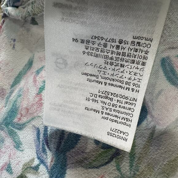 H&M Parakeet Birds Tropical Summer Floral Short Sleeve Top V-Neck Blouse Size 2 - Picture 7 of 8